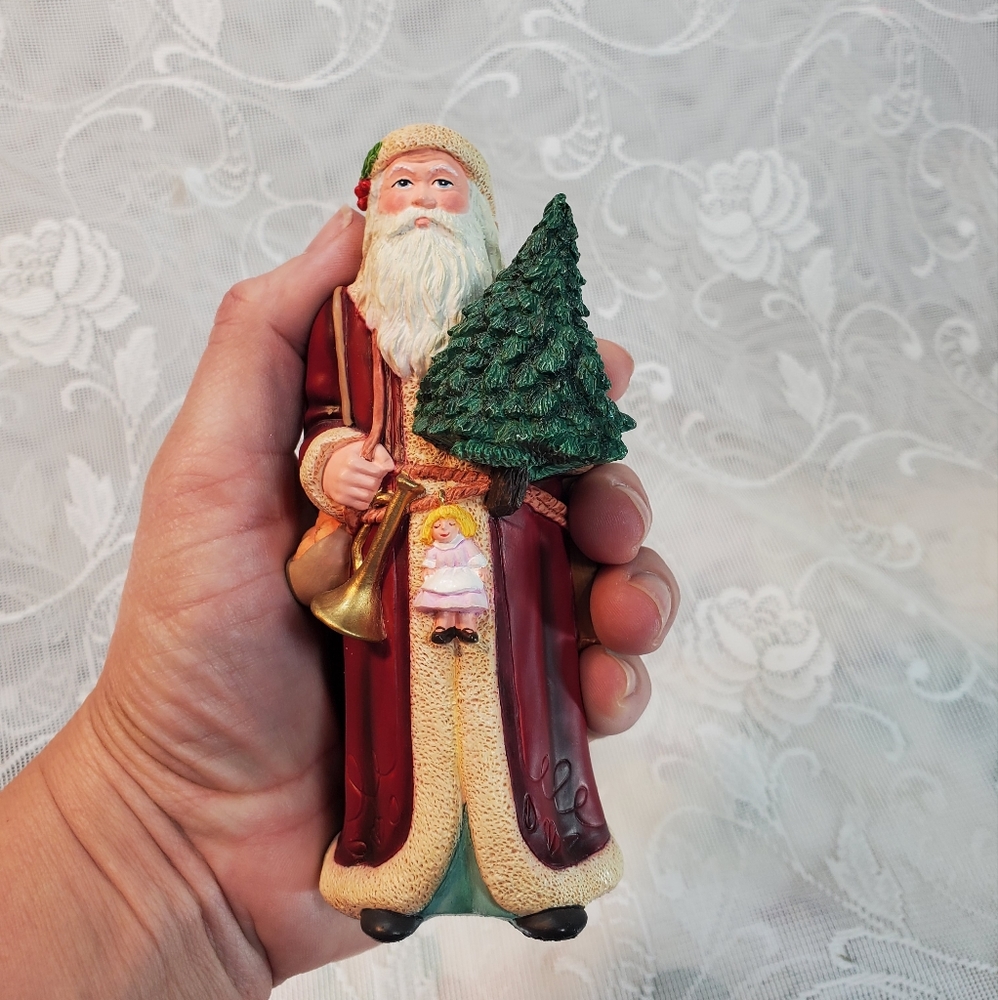 Lennox santa holding tree
